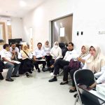 Kegiatan pendampingan dipimpin Kepala Bidang Pelayanan Kesehatan, Kefarmasian, dan SDM Kesehatan DKPPKB Sulbar, dr. Darmawiyah, bersama jajaran Bidang Pelayanan Kesehatan dan SDM Kesehatan.