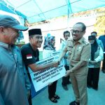 Gubernur Serahkan Bantuan