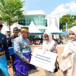 Gubernur, Suhardi Duka menyerahkan beasiswa
